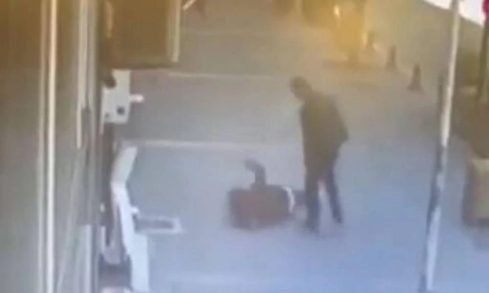 Τουρκία: Ξυλοδαρμός γυναίκας από τον σύζυγό της στη μέση του δρόμου - Πως αντέδρασαν οι περαστικοί (Βίντεο)